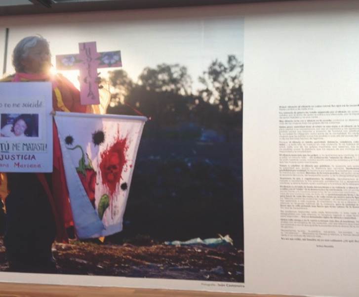 Fotograf&iacute;a de Irinea Buend&iacute;a en la Exposici&oacute;n &ldquo;Feminicidio en M&eacute;xico&rdquo;
							(2017). Museo Memoria y Tolerancia. Foto: Jos&eacute; Ricardo
							Guti&eacute;rrez.