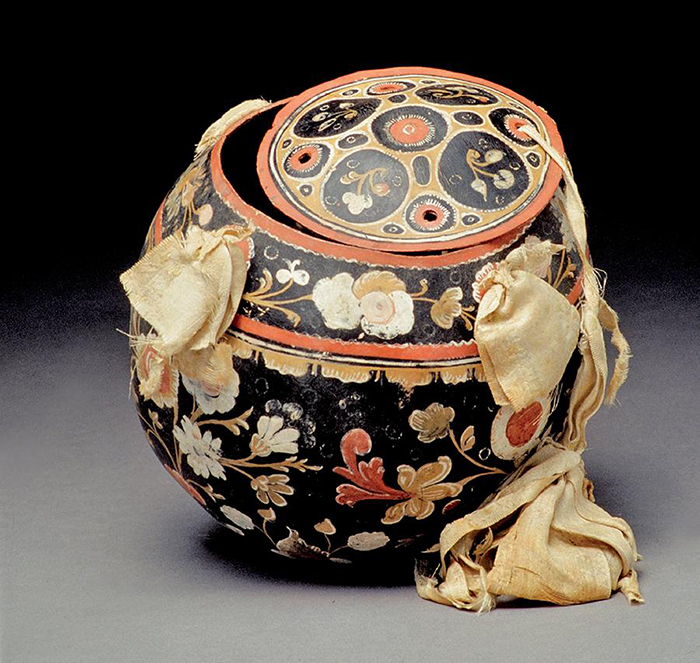 Cuia. Vista 1. &Iacute;ndias de Monte Alegre? Par&aacute;, Brasil. Materiais: fruto (Crescentia cujete L.), resina/verniz, pigmento. Dimens&otilde;es: 17,5 cm de altura x 19 cm de di&acirc;metro. Cole&ccedil;&atilde;o do Museu da Ci&ecirc;ncia da Universidade de Coimbra. Recolhida por Alexandre Rodrigues Ferreira (1783-1792). ANT.Br.193. 