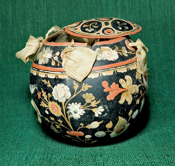 Cuia. Vista 2. &Iacute;ndias de Monte Alegre? Par&aacute;, Brasil. Materiais: fruto (Crescentia cujete L.), resina/verniz, pigmento. Dimens&otilde;es: 17,5 cm de altura x 19 cm de di&acirc;metro. Cole&ccedil;&atilde;o do Museu da Ci&ecirc;ncia da Universidade de Coimbra. Recolhida por Alexandre Rodrigues Ferreira (1783-1792). ANT.Br.193. 