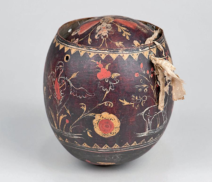 Cuia. Vista 1. &Iacute;ndias de Monte Alegre? Par&aacute;, Brasil. Materiais: fruto (Crescentia cujete L.), resina/verniz, pigmento. Dimens&otilde;es: 19 cm de altura x 18 cm de di&acirc;metro. Cole&ccedil;&atilde;o do Museu da Ci&ecirc;ncia da Universidade de Coimbra. Recolhida por Alexandre Rodrigues Ferreira (1783-1792). ANT.Br.194. 