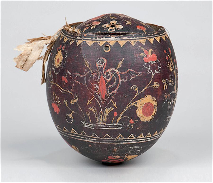 Cuia. Vista 2. &Iacute;ndias de Monte Alegre? Par&aacute;, Brasil. Materiais: fruto (Crescentia cujete L.), resina/verniz, pigmento. Dimens&otilde;es: 19 cm de altura x 18 cm de di&acirc;metro. Cole&ccedil;&atilde;o do Museu da Ci&ecirc;ncia da Universidade de Coimbra. Recolhida por Alexandre Rodrigues Ferreira (1783-1792). ANT.Br.194. 