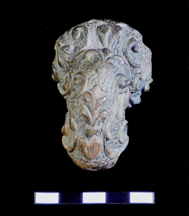 Cachimbo localizado no baixo Amazonas. Vista frontaldo exemplar 1352. Material: cer&acirc;mica. Cole&ccedil;&atilde;o Frederico Barata, Museu Paraense Em&iacute;lio Goeldi. 