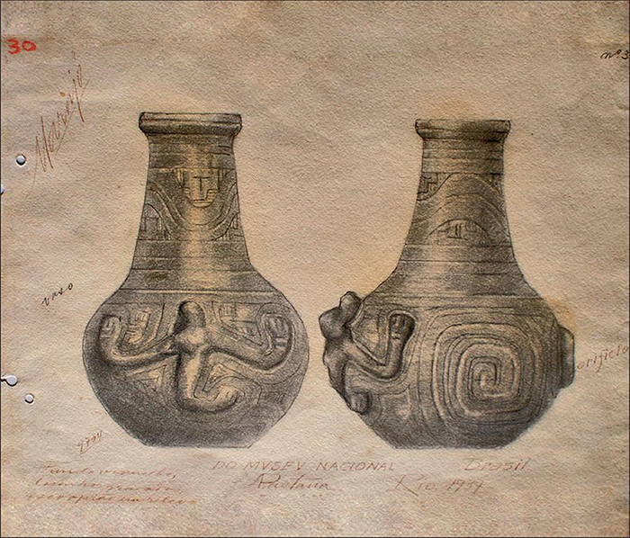 Desenho &ldquo;Maraj&oacute;: do Museu Nacional Brasil 9704&rdquo; (vaso em forma de garrafa com bojo arredondado, contendo orif&iacute;cio e excis&atilde;o em forma de escorpi&atilde;o). Autor: Manoel de Oliveira Pastana. Dimens&otilde;es: 25,4 x 33,4 cm. Material/T&eacute;cnica: papel/grafite. Local/ Data: Rio de Janeiro, 1937 (assinado). Cole&ccedil;&atilde;o Manoel Pastana, Museu da Casa das Onze Janelas, Bel&eacute;m, Par&aacute;. 02/01.2/0113-COJ. 
