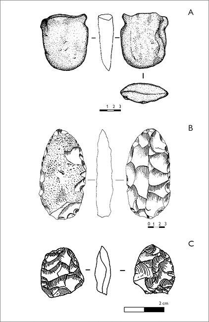 No sítio Capela, os instrumentos mais bem elaborados foram provenientes da camada II: A) fragmento de lâmina de machado diabásio; B) lâmina lascada (arenito); C) instrumento bifacial de quartzo hialino. Desenhos: Gabriela Maurity (2017) e Amauri Matos (2018)