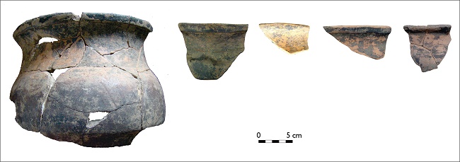 Fragmentos de vasilhas com fuligem.