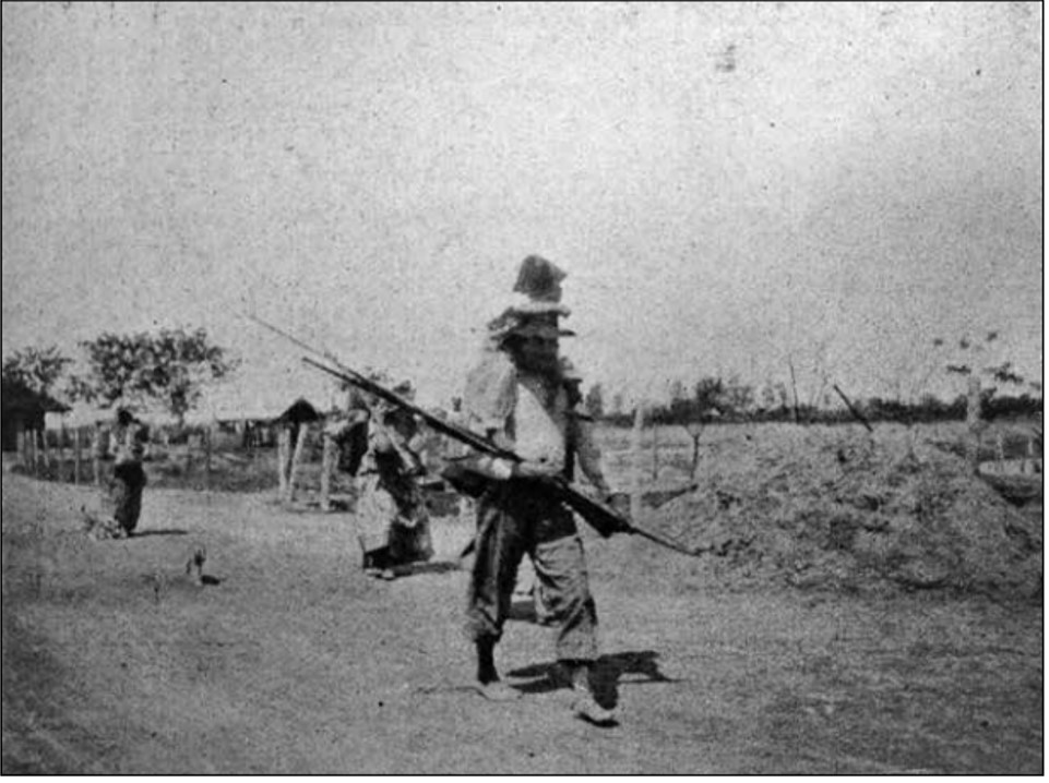 «El cacique Matolí con sus mujeres y sus
hijos. Ultima fotografía tomada poco tiempo antes de su muerte»