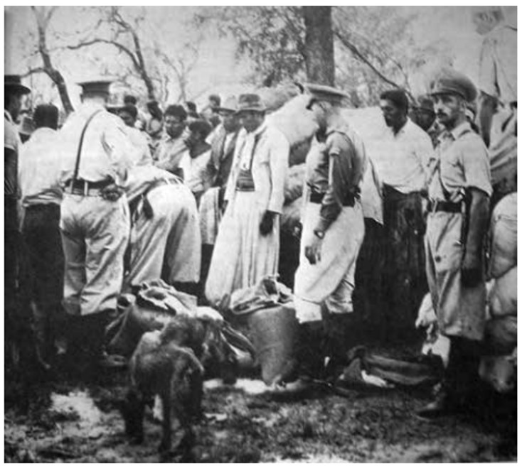 Octubre 1947. Personal del E 18 Lomitas durante
una de las distribuciones de víveres secos efectuadas a las tribus «pilagás»