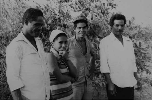 Moisés  Banquett  "El Negro" (centro) y otras tres personas en la Colonia 10 de Febrero, Montería. 1977