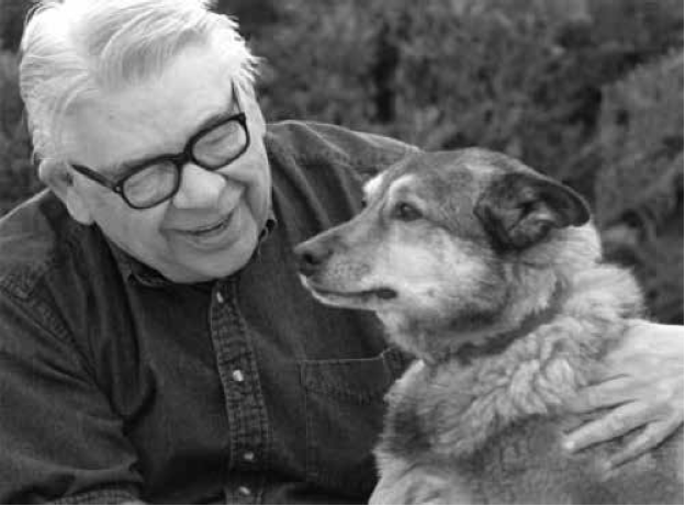 Vine Deloria Jr. (Tomado de http://blogs.nwic.edu/pavlik/page/2/)