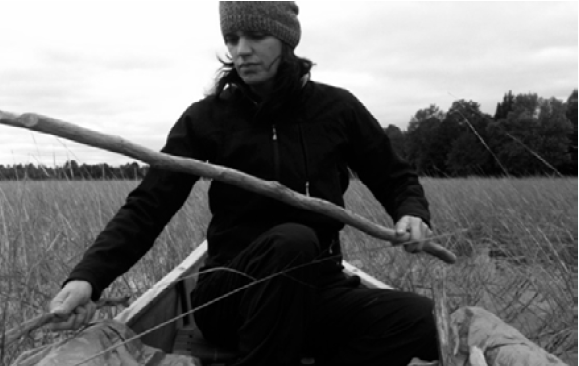 Leanne Simpson recolectando arroz
silvestre.