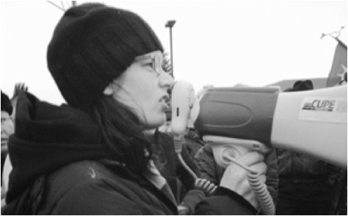 Simpson hablando en
la protesta de Idle No More en Peterborough, Ontario.