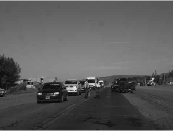 Tránsito sobre Ruta Provincial Nº 7 en cercanías a Añelo, Neuquén. 