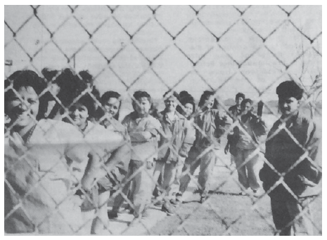Mujeres en el PIDC, reunidas para ser escoltadas al comedor, 1993. Crédito de la fotografía: María Jiménez (“Behind the Chain-linked Fence,” 1993).