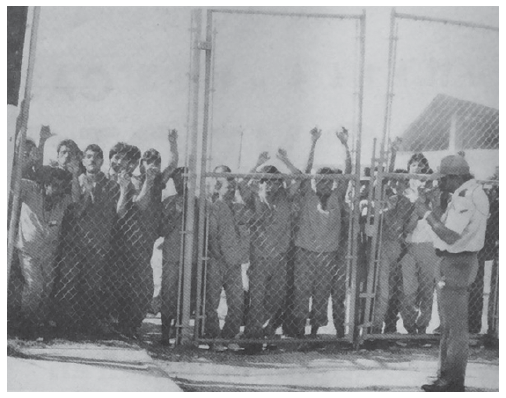 Hombres en el PIDC, esperando escoltas para salir del área de ejercicio, 1994. Crédito de la fotografía: Margarito G. Rodríguez (Rodríguez, 1994).
