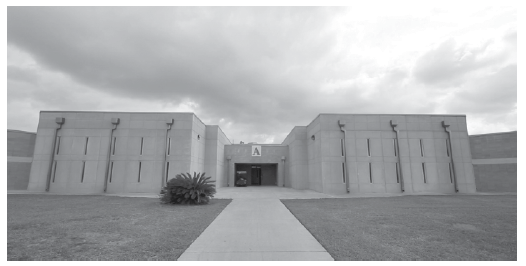 Nuevos dormitorios carcelarios en el PIDC, aprox. 2001-2017. Cuatro de esos dormitorios se completaron alrededor de 2004. Obsérvese las ventanas carcelarias de tamaño mínimo. Imagen de un video (US Immigration and Customs Enforcement, 2017).