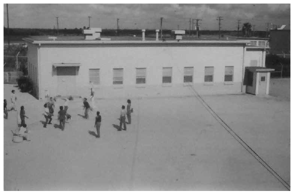 Instalación de detención original del PIDC, aprox. 1962. La instalación de detención adjunta a la Estación de la Patrulla Fronteriza abrió en 1961 originalmente para procesar «espaldas mojadas» en los últimos años del programa Bracero (que terminó en diciembre de 1964) (Fotografía 11.206a, ca. 1962, n.d.).