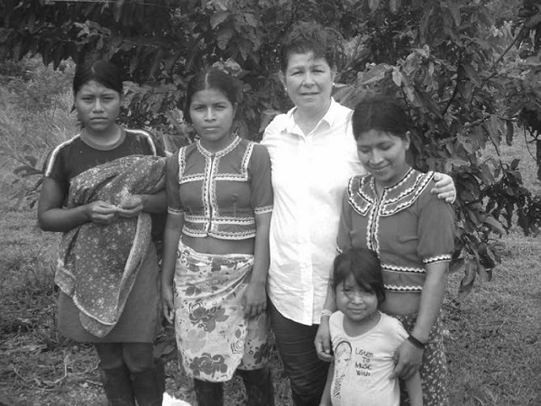 2012 - In Memoriam. Susana Jaramillo con mujeres embera 