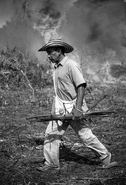 Hombre ette, armado de arco y flechas, siembra el fuego en su campo para destruir un antiguo orden y crear sobre él un mundo verdaderamente humano