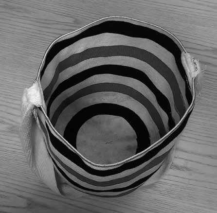 Como  el cosmos, las mochilas  se originan  en el centro de la parte inferior,  se expanden de manera  concéntrica  y se elevan a lo largo de niveles verticales. Fotografía de Parra Witte.