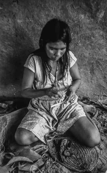 1991 - Mujer pumé preparando los karambá o cigarros rituales 