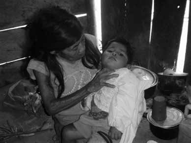 Diocelina curando a su bisnieto, Sokorpa 2016. Anne Goletz.