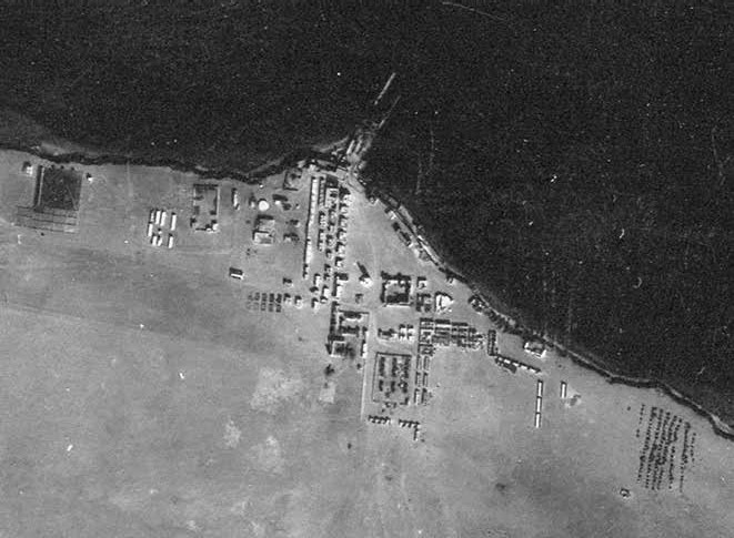 Vista área de Dajla (Villa Cisneros) en 1960. Junto al equipamiento militar, podemos ver el campamento nómada al sur de la fotografía. Extraído de Rodríguez Esteban & Barrado Timón (2015).