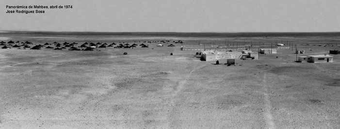 Panorama de Mahbes en 1974. Fotografía tomada por un militar  español en su servicio en el Sáhara Occidental  al final del periodo colonial. Podemos ver un campamento a la izquierda de la foto, cerca de las instalaciones militares.