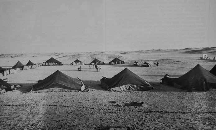 Un grupo de tiendas organizado  en círculos. Según las personas con las que hablamos en torno a esta fotografía, probablemente  se trata de un campamento  establecido para la proclamación de la RASD en febrero de 1976. La figura redonda expresa la igualdad  entre los miembros de la constelación de carpas. Archivos del Ministerio  de Información  de la RASD.