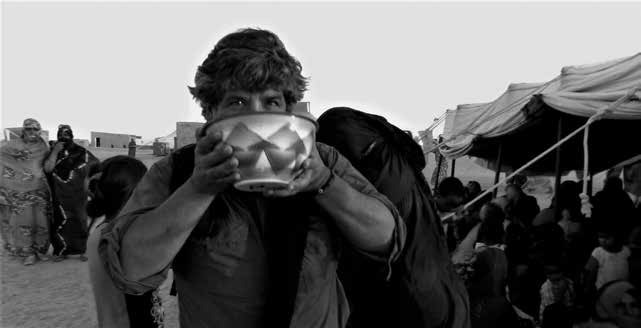 El autor en el campamento  de Esmara en Tinduf, bebiendo leche de camella durante la celebración de una boda saharaui.