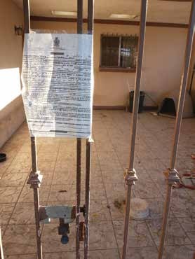 Letrero usado por el empleado municipal
