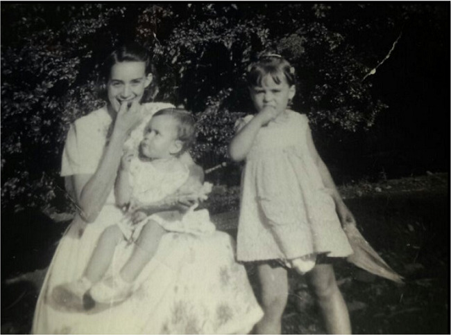 Tomas, his mother Silvéria, and his sister Telma.