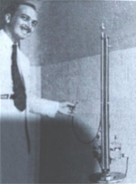 Joaquim Cavalcanti and his device to measure intracavitary
							pressure.