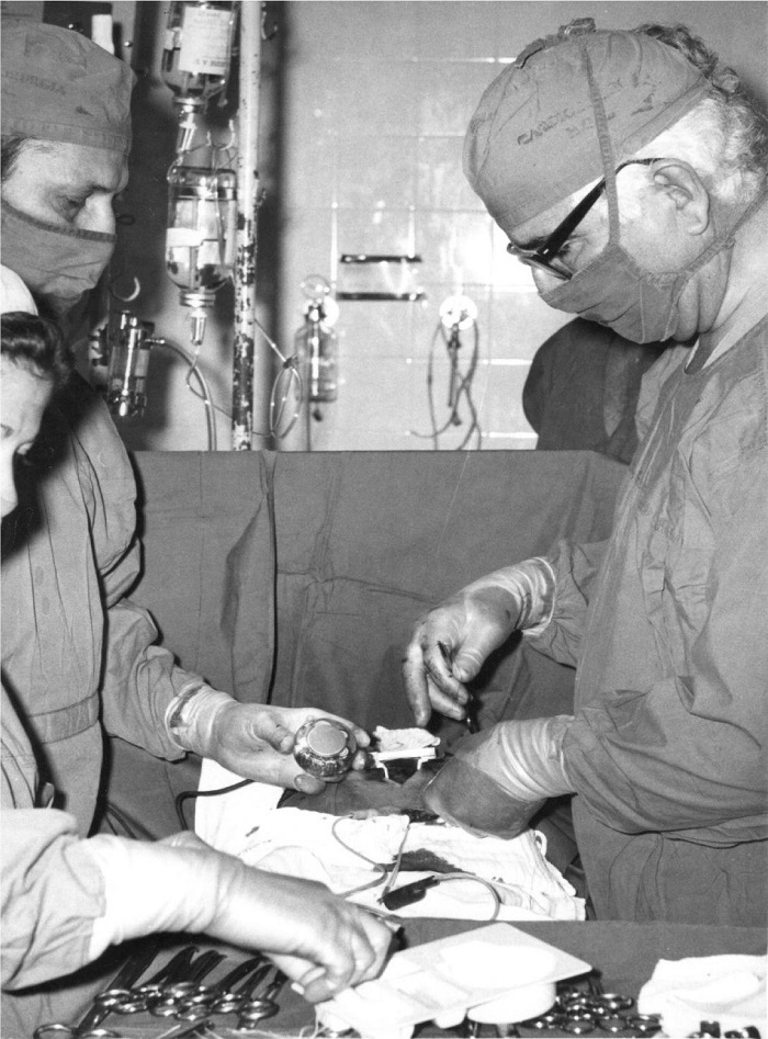 Luiz Tavares performing a pacemaker implant surgery at the
								Instituto de Cardiologia/Hospital Dom Pedro II, Recife,
								Brazil.