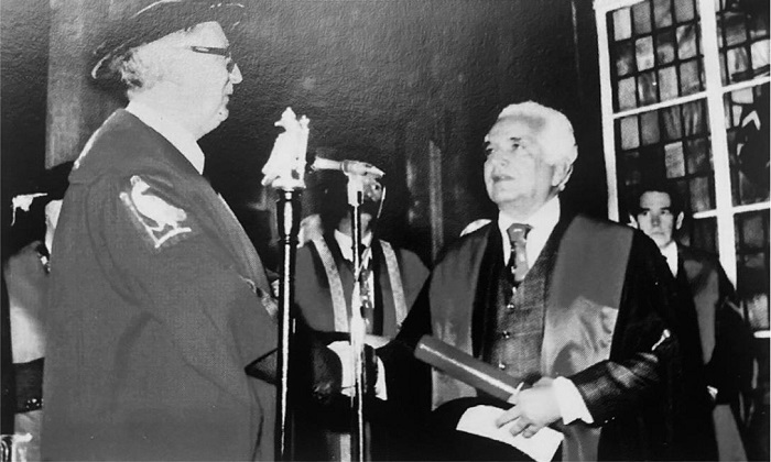 Luiz Tavares receiving the title of Fellow of the Royal College
								of Surgeons in London 1982, and Mr. Christopher Lincoln can be seen
								at the back right side of the photo.