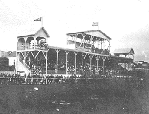 Campo do Internacional Futebol Clube (atual est&aacute;dio do Clube Athl&eacute;tico Paranaense). Curitiba, bairro do &Aacute;gua Verde, 1915. (CAPRARO, 2002)