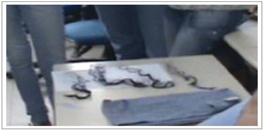 Registro fotográfico de momento da IP no qual as/os estudantes se preparavam para descolorir as mechas