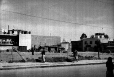 Choza en una calle de la Colonia Industrial, 1955.