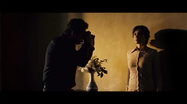 Cena constru&iacute;da a partir de um chiaroscuro com profus&atilde;o de sombras.