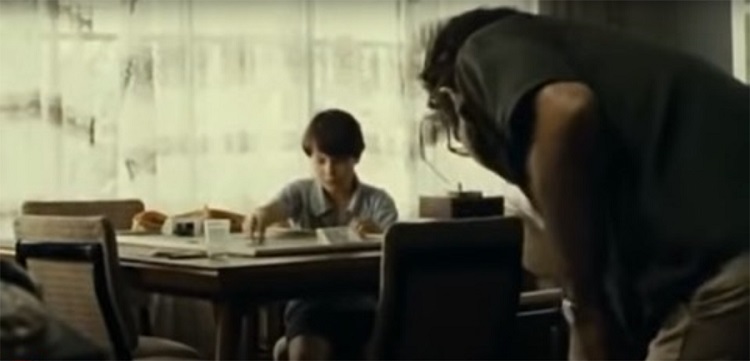 Mauro joga bot&atilde;o na mesa da sala de sua casa.