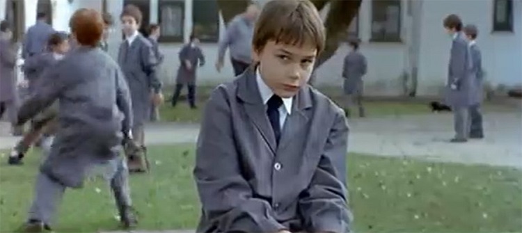 O protagonista em sua nova escola.