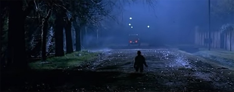 O protagonista tenta alcan&ccedil;ar os pais, mas n&atilde;o consegue