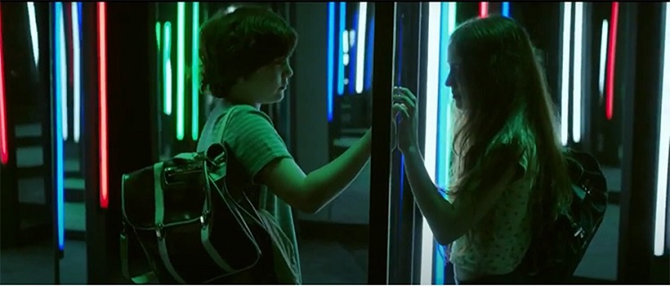 O protagonista se aproxima de sua pretendente.