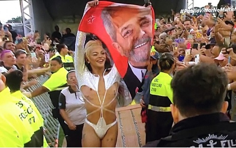 Imagem do momento em que Pabllo Vittar se manifesta em apoio a Lula.