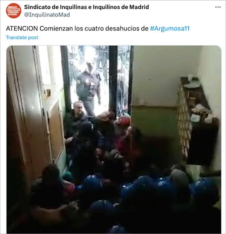 Imagem da tentativa de entrada da pol�cia no Edif�cio Argumosa, transmitida por meio de um ponto de vista de dentro do pr�dio.