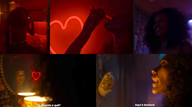 Cristina dança, canta e relaxa em um motel após escapar de perseguição. (T2E1)