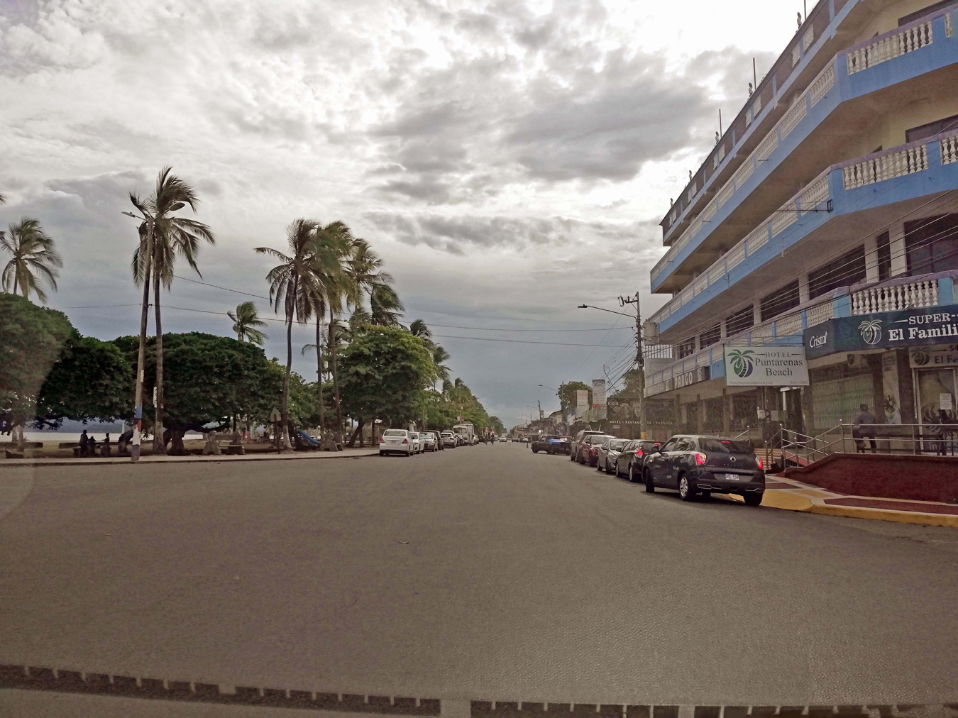 Veh�culos a ambos lados de la v�a en el Paseo de los Turistas