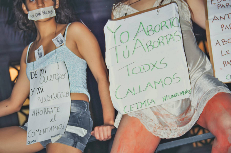 J&oacute;venes estudiantes en la Marcha del Ni una Menos de 2015.