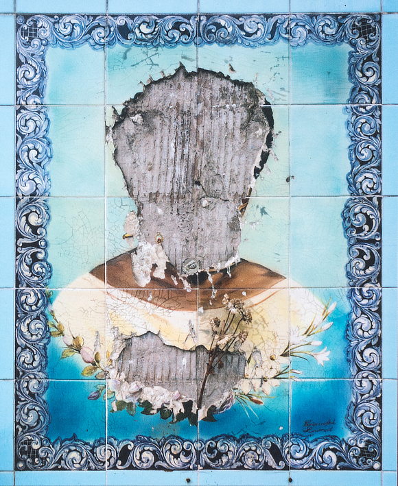 Retrato de Anastácia vandalizado, no bairro de Olaria.