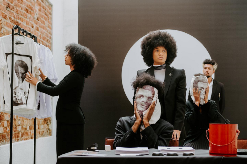 Fotografia publicada no Instagram da página Pretofagia, em 23 de junho de 2022, documentando a performance Negrociação #1 (Pretofagia, 2022).