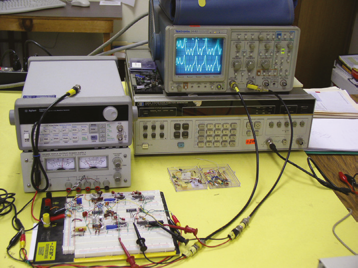 “Circuitos caóticos de Lorentz” en funcionamiento sincronizado y en un esquema amo-esclavo para realizar la comunicación encriptada (Núñez, 2006a)